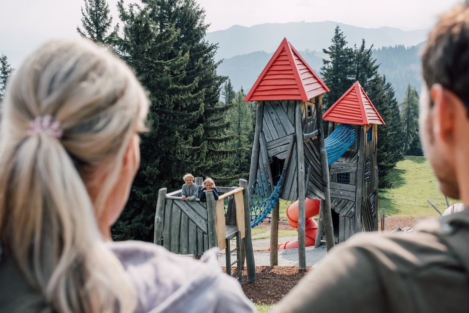Kinder beim Spielen auf einem Klettergerüst am Drachenweg