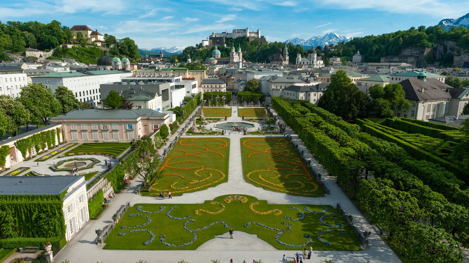 Sehenswürdigkeiten Salzburg, Blick über den Mirabellgarten auf die Salzburger Altstadt