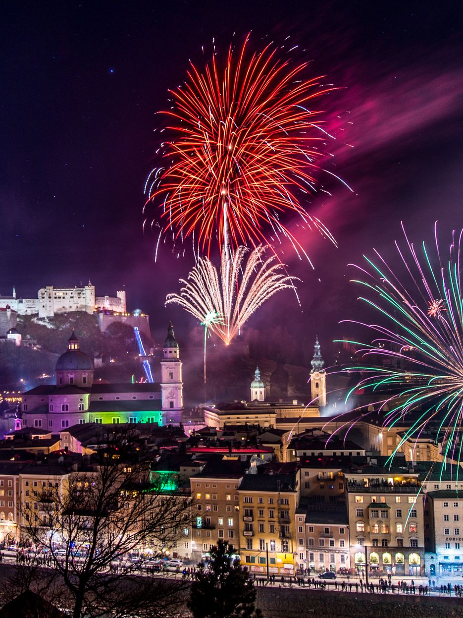 Blick vom Kapuzinerberg auf Feuerwerk von der Festung.