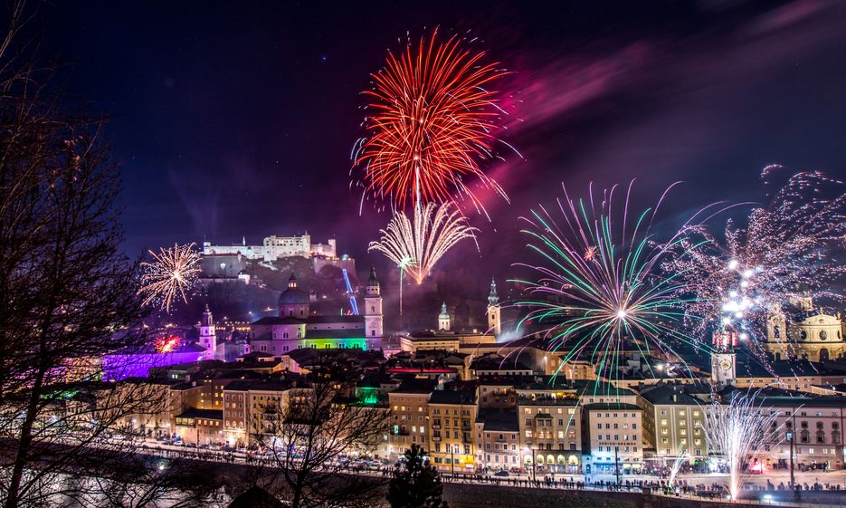 Blick vom Kapuzinerberg auf Feuerwerk von der Festung.