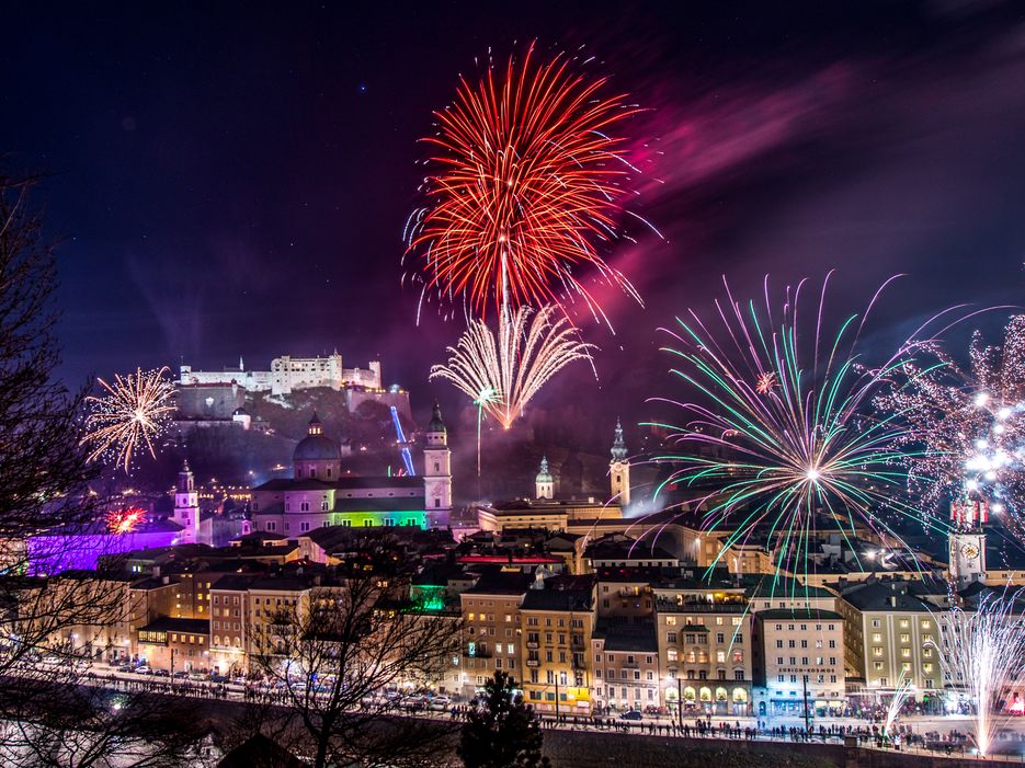 Blick vom Kapuzinerberg auf Feuerwerk von der Festung.