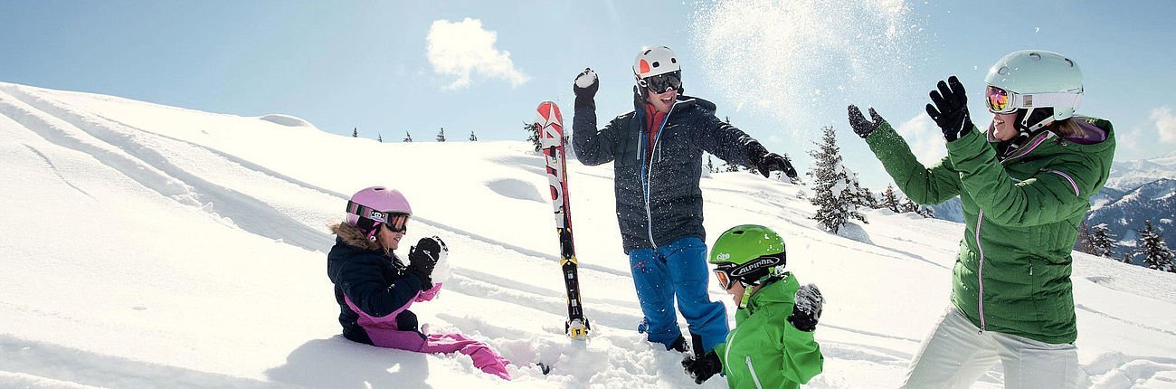 Familie beim Skiausflug 