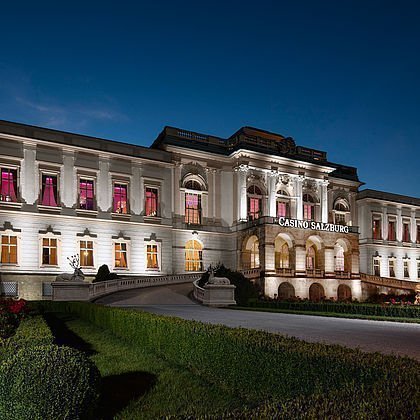 Casino Salzburg von außen, beleuchtet 