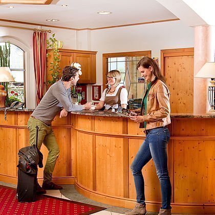 Hotelgäste bei der Anmeldung im Hotel Königgut