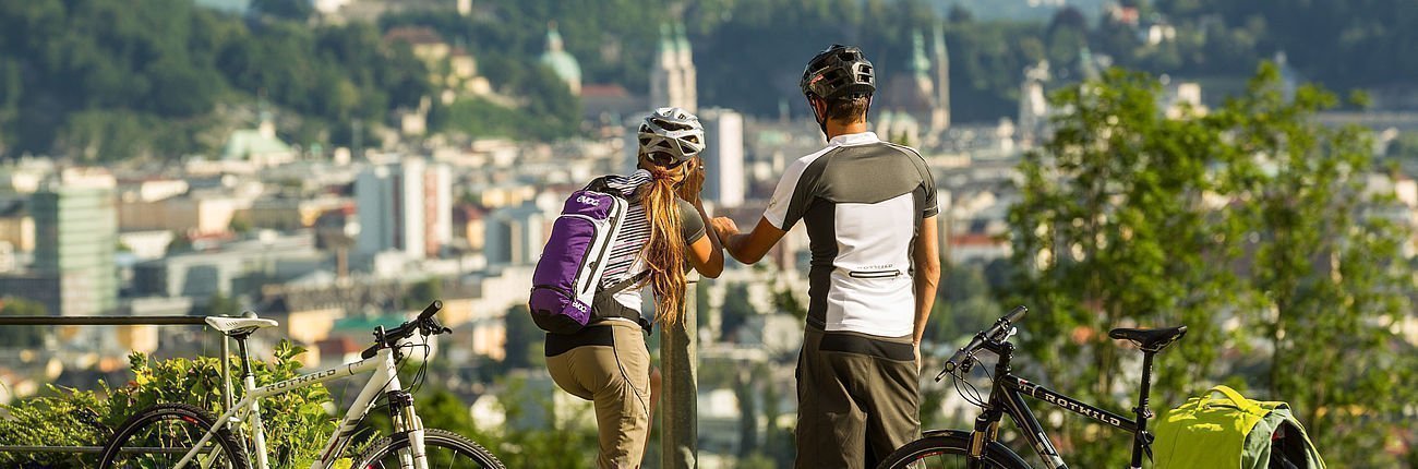 Fahrradtour in Salzburg mit Blick auf die Festung