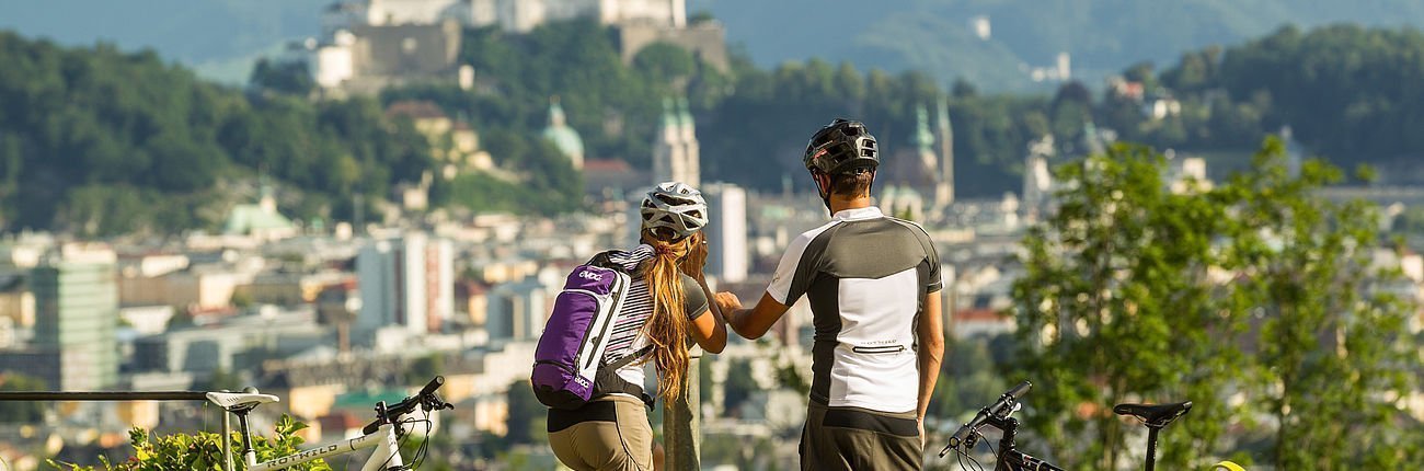 Fahrradtour in Salzburg mit Blick auf die Festung