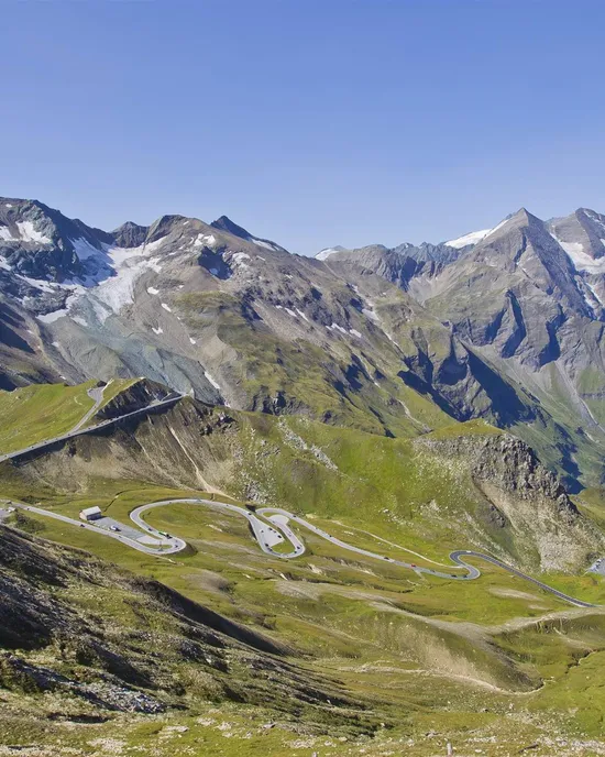 Panoramablick auf die Großglockner-Hochalpenstraße in den österreichischen Alpen im Sommer