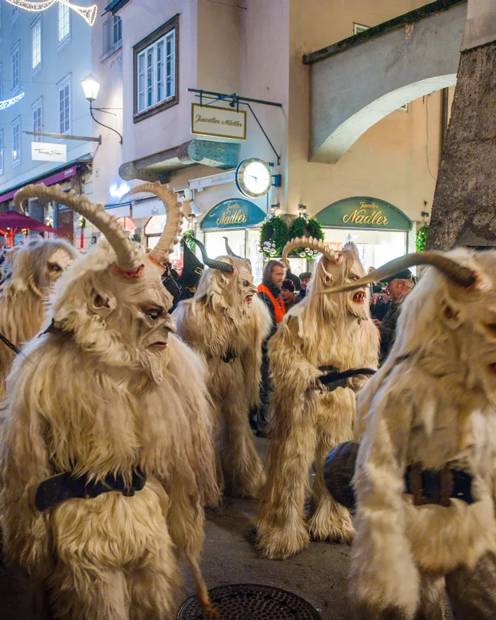 Krampusumzug mit Menschen in zotteligen Kostümen und Hörnern während der Weihnachtszeit in Österreich