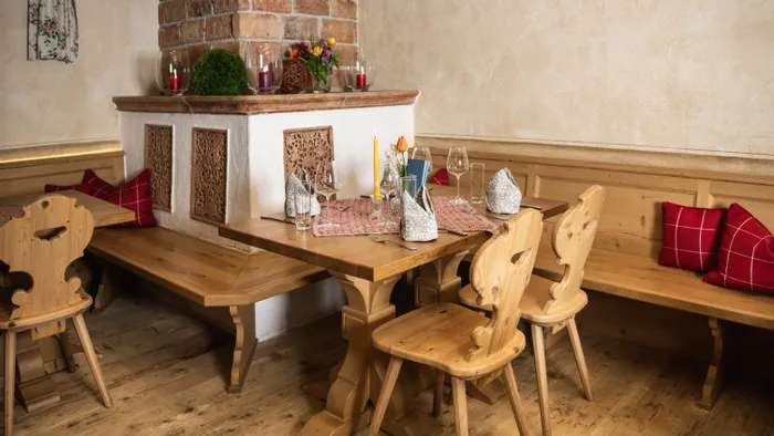 Rustikaler Holztisch in gemütlichem bayerischem Restaurant mit traditioneller Einrichtung