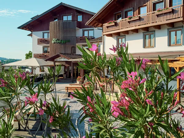 Hotel Königsgut mit blühenden Oleandersträuchern im sonnigen Außenbereich