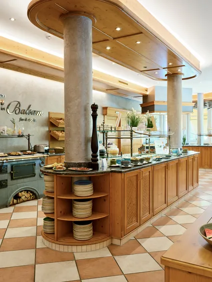 Hotel Frühstücksbuffet mit frischem Obst, Gebäck und rustikaler Holzeinrichtung
