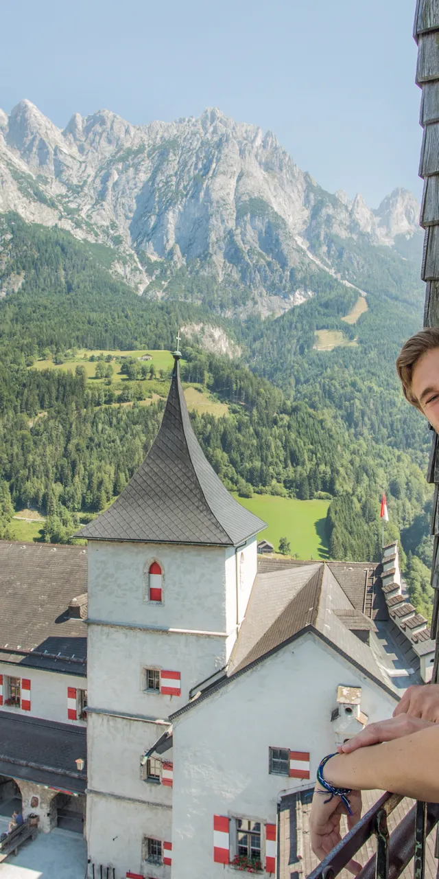 Paar genießt den Bergblick von der Burg Hohenwerfen in den österreichischen Alpen