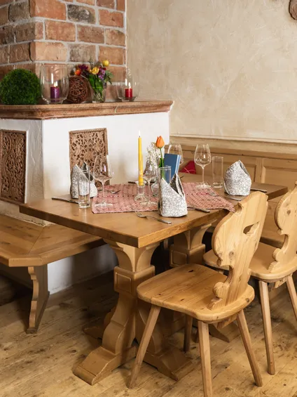 Rustikaler Holztisch in gemütlichem bayerischem Restaurant mit traditioneller Einrichtung