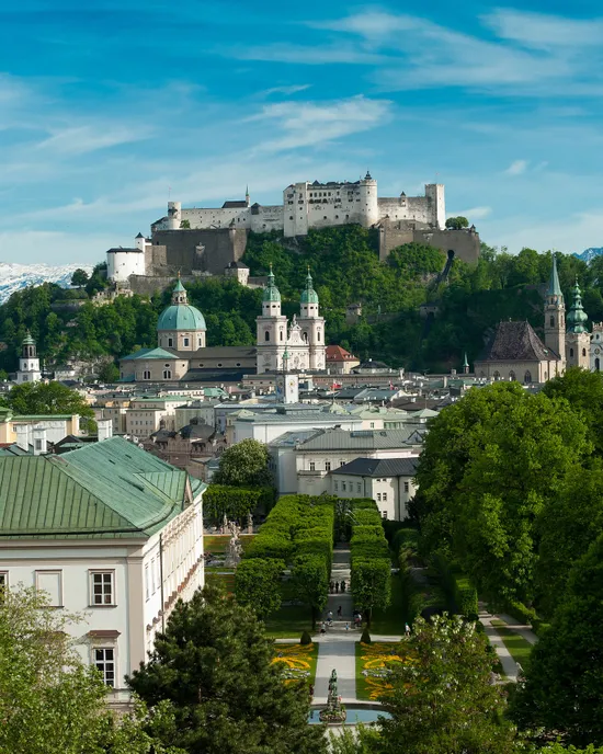Vista panoramica del centro storico di Salisburgo con la Fortezza Hohensalzburg e le Alpi sullo sfondo