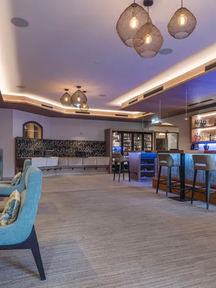 Moderne Hotelbar mit stimmungsvoller Beleuchtung und stilvollen Sitzgelegenheiten