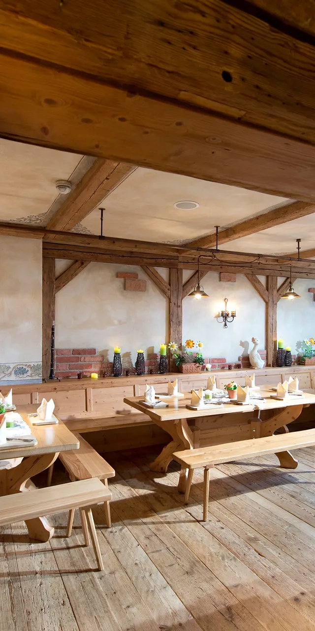 Rustikales Holzrestaurant mit gedeckten Tischen und warmer Ambientebeleuchtung