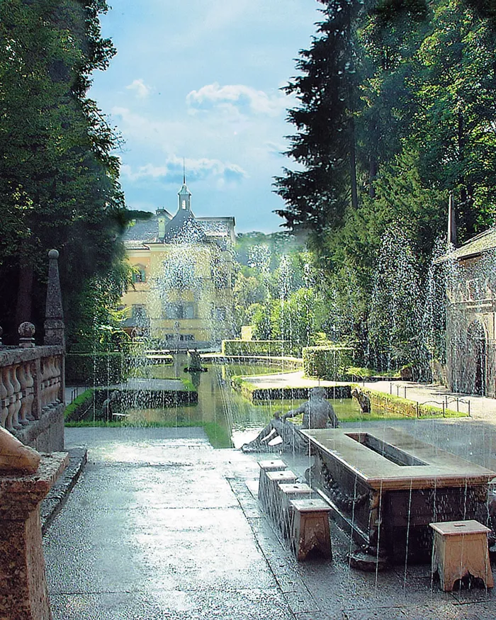 Historischer Brunnenhof in den Hellbrunn-Gärten mit Statuen und Wasserfontänen