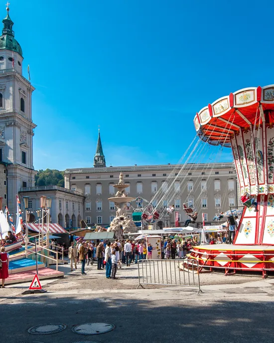 Kettenkarussell und Jahrmarkt im historischen Stadtzentrum von Salzburg