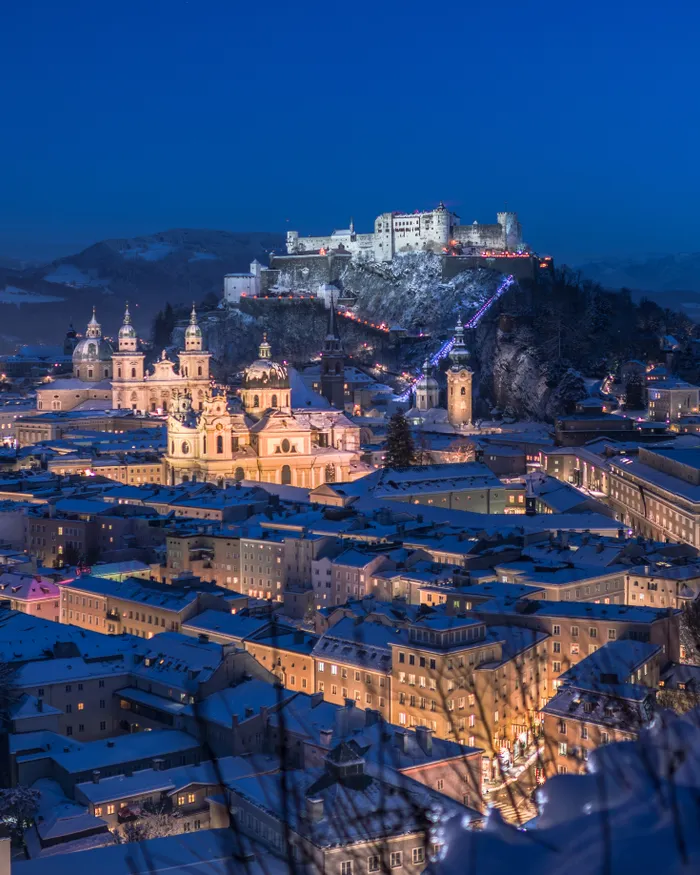 Winterliche Nachtansicht der Salzburger Altstadt mit belehnter Festung Hohensalzburg