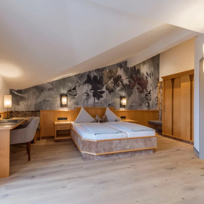Modernes Hotelzimmer mit Doppelbett, Wandkunst und Holzmöbeln