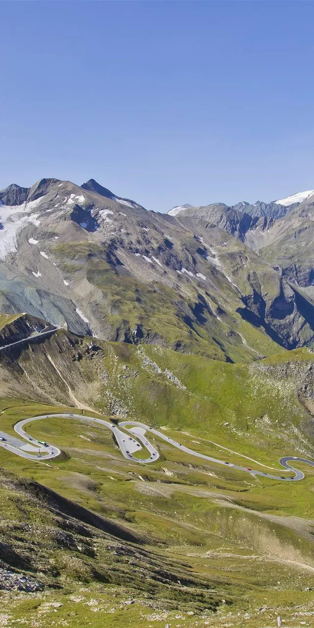Panoramablick auf die Großglockner-Hochalpenstraße in den österreichischen Alpen im Sommer
