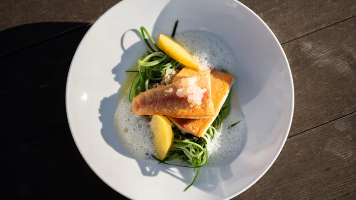 Gourmet Fischfilet mit Schaum, Zucchininudeln und Kartoffelspalten angerichtet