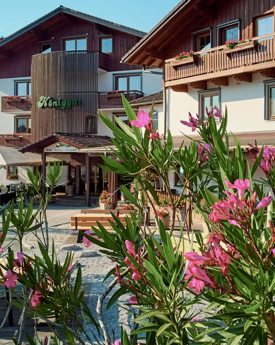 Hotel Königsgut mit blühenden Oleandersträuchern im sonnigen Außenbereich