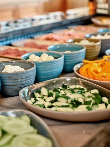 Frisches Gemüse- und Aufschnittbuffet mit Gurken, Paprika, Zucchini und verschiedenen Dips