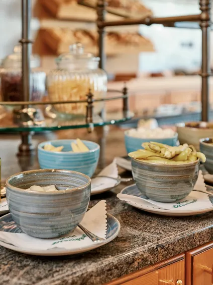 Buffet mit verschiedenen eingelegten Gemüsen und Gewürzen in Keramikschalen