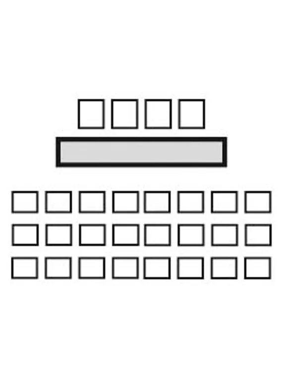 Klassenzimmer-Sitzplan mit Schreibtischreihen vor dem Lehrerpult und der Tafel