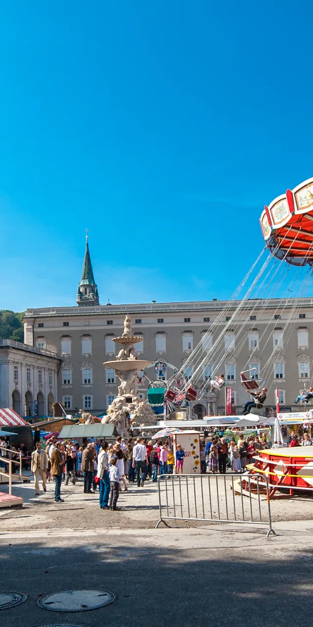 Kettenkarussell und Jahrmarkt im historischen Stadtzentrum von Salzburg