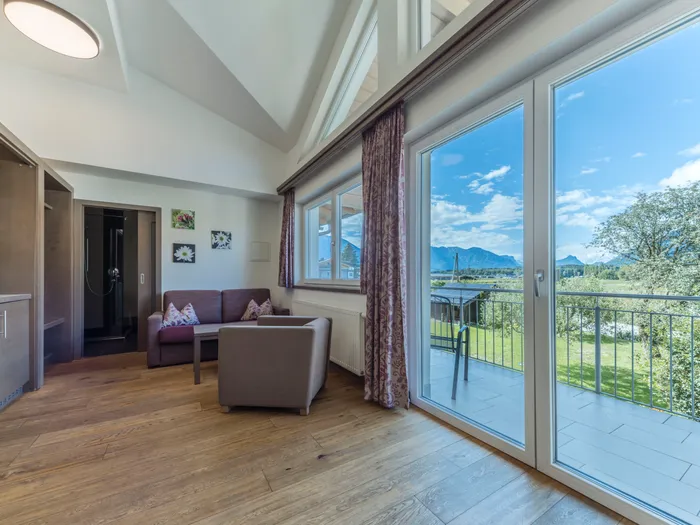 Modernes Wohnzimmer mit großen Fenstern und Bergblick