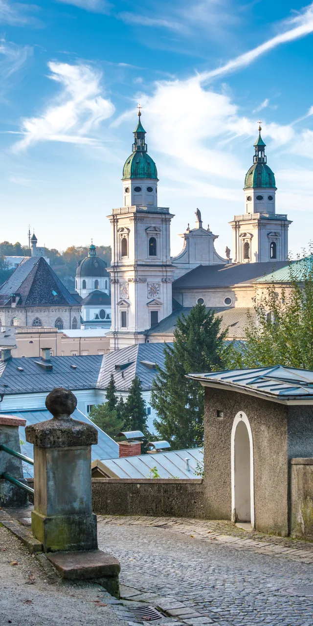 Aussicht auf die Altstadt von Salzburg mit Domkuppeln und gepflastertem Weg
