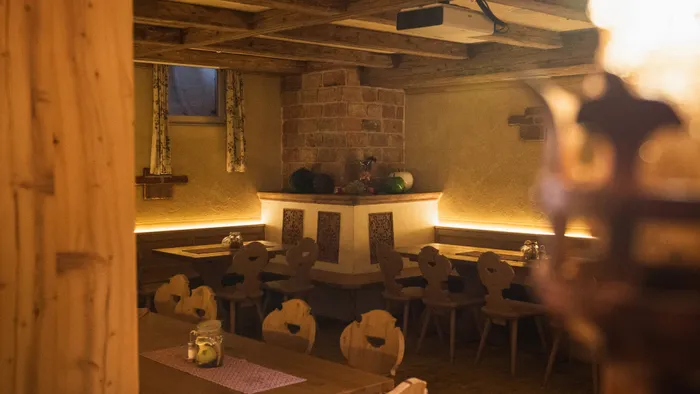 Gemütliches rustikales Restaurant mit Holzmöbeln und warmem Licht