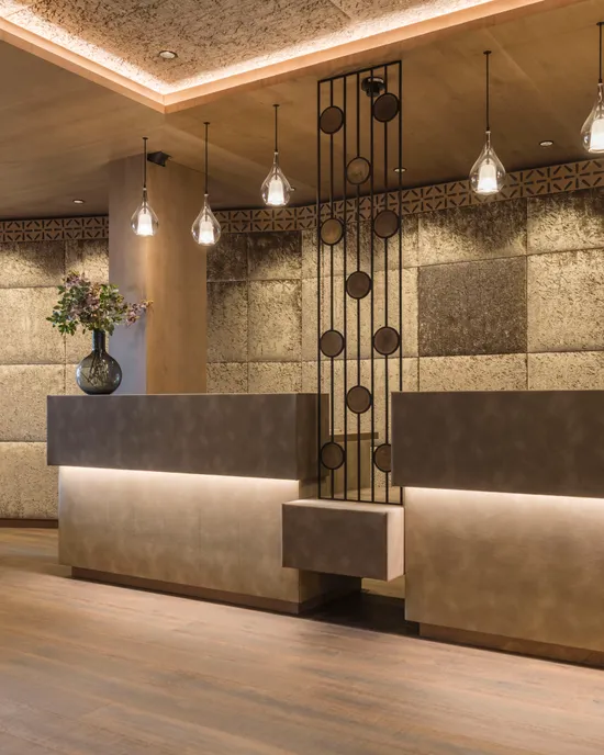 Moderne Hotellobby mit stilvollem Empfangstresen und Pendelleuchten